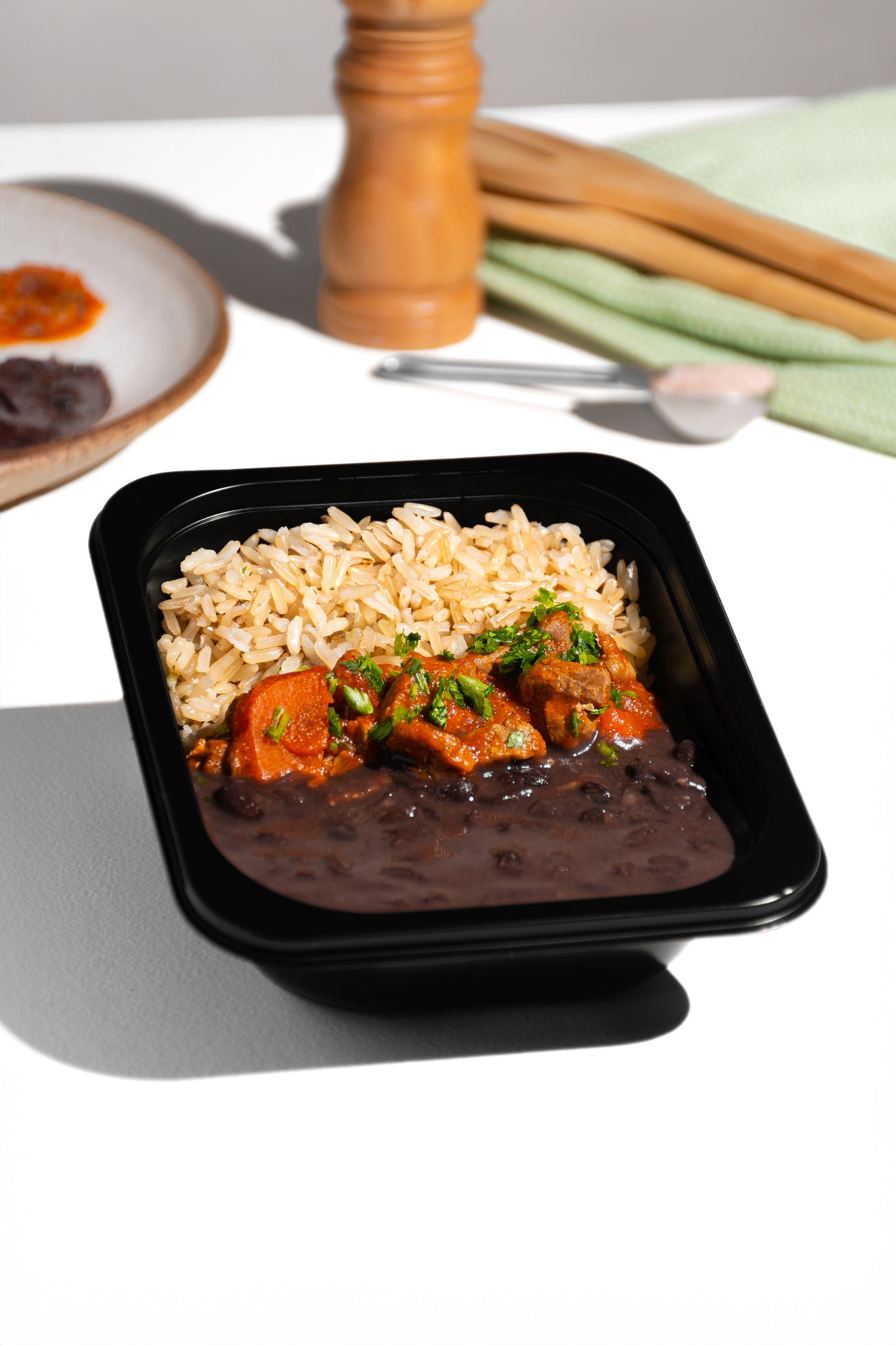 Carne picada com cenoura, arroz integral e feijão preto