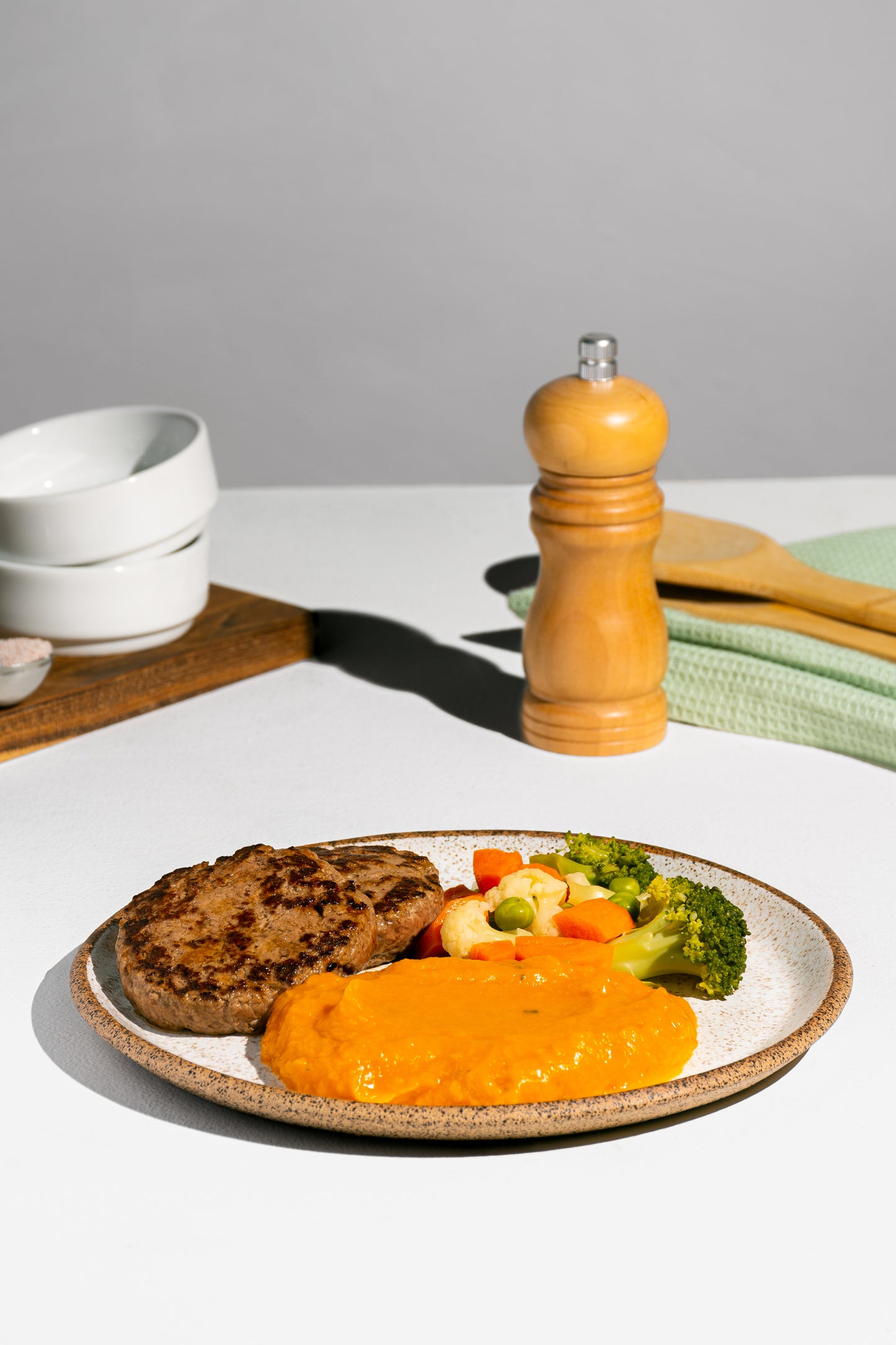 Hambúrguer bovino com purê de abóbora e mix de legumes