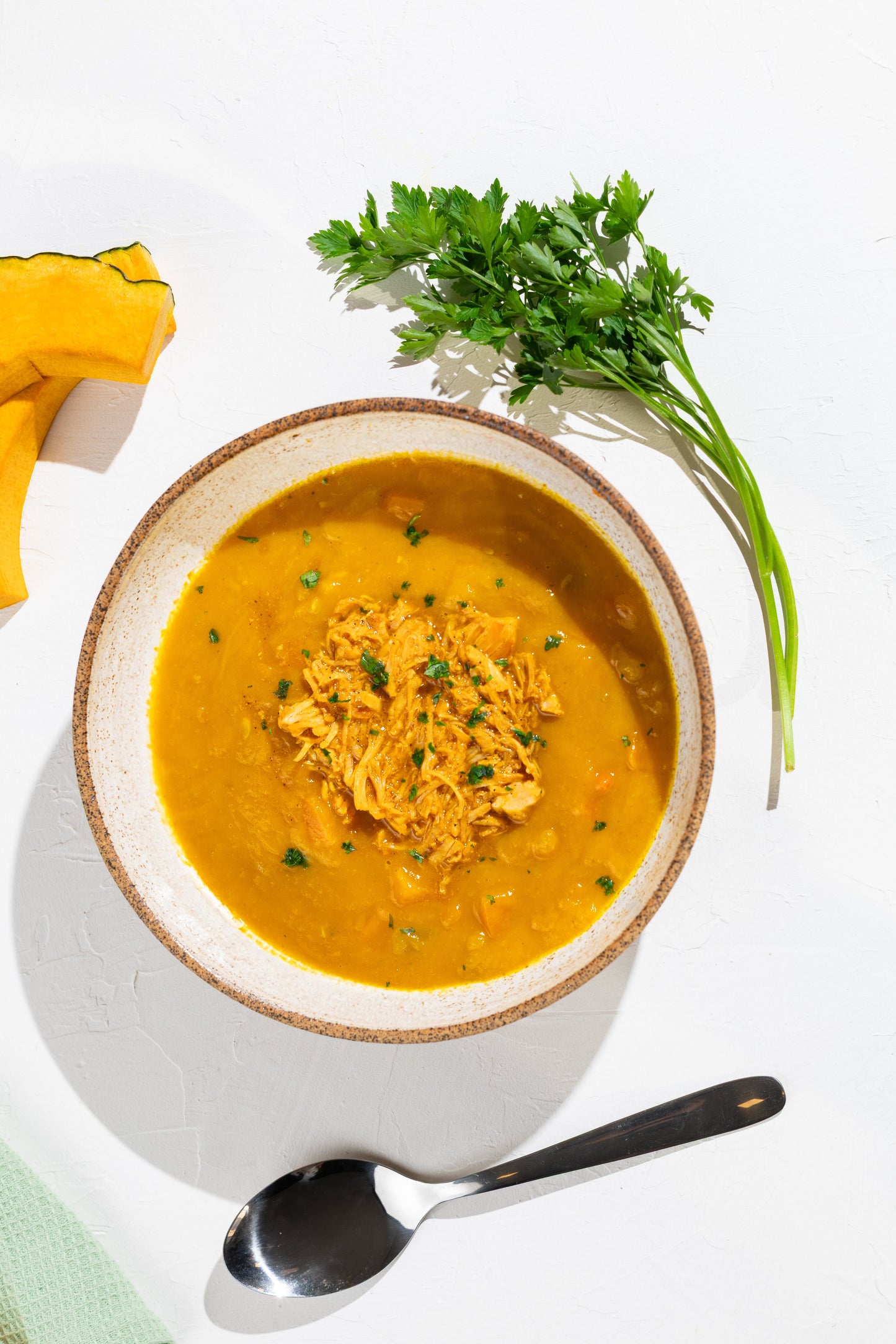 Sopa de legumes com frango desfiado