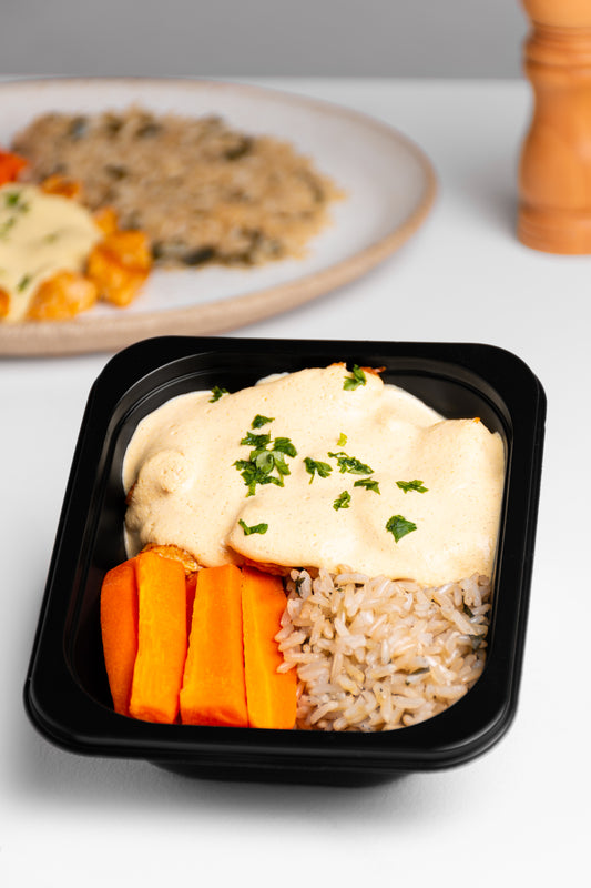 Filé de frango ao molho mostarda, arroz integral com espinafre e cenoura