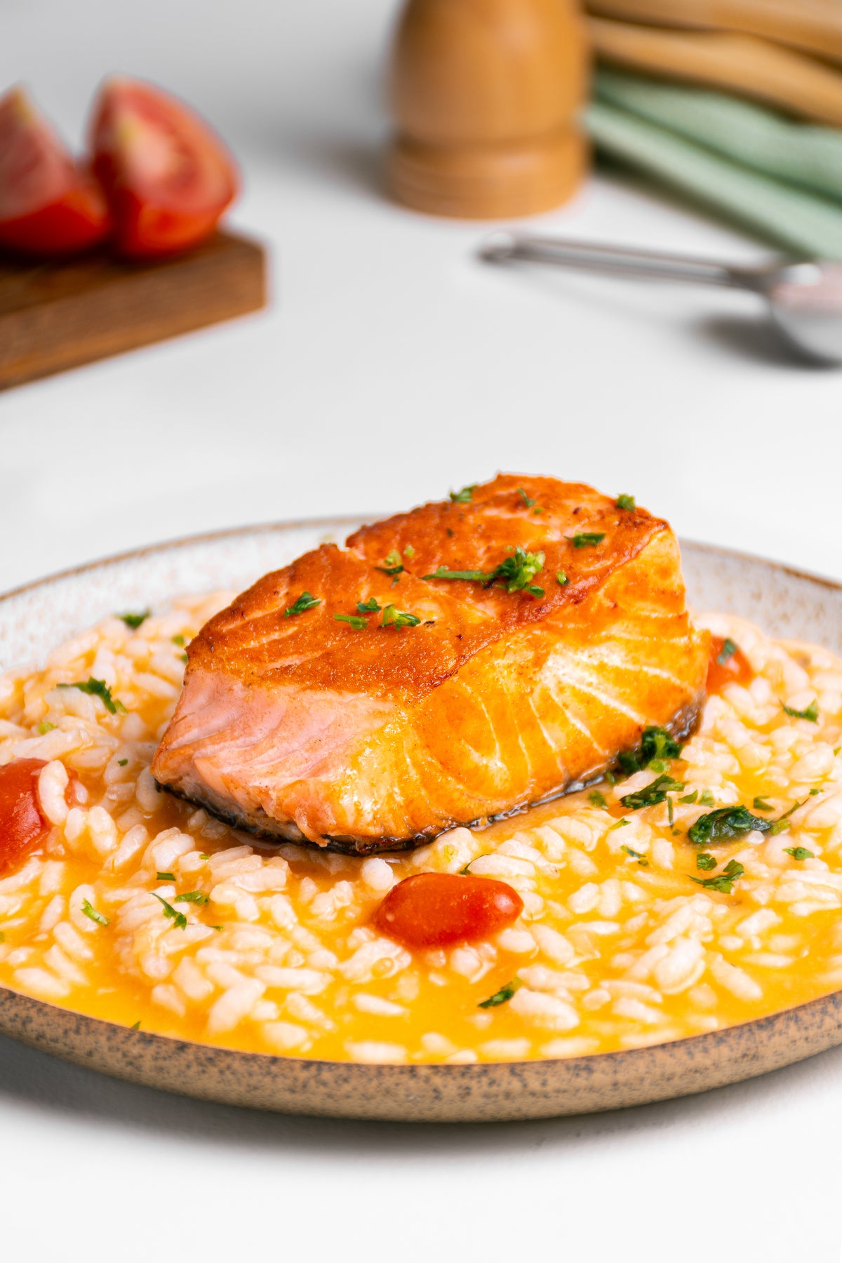 Filé de salmão grelhado com Risoto caprese