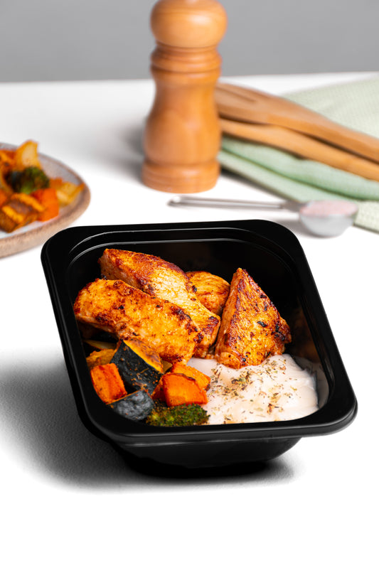 Filé de frango grelhado com purê de aipim e legumes assados