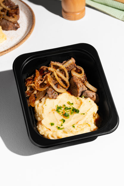 Filé mignon acebolado com purê de batata e raspas de cenoura