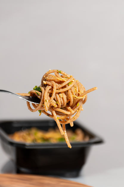 Macarrão integral ao molho pesto e frango desfiado