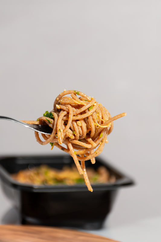 Macarrão integral ao molho pesto e frango desfiado