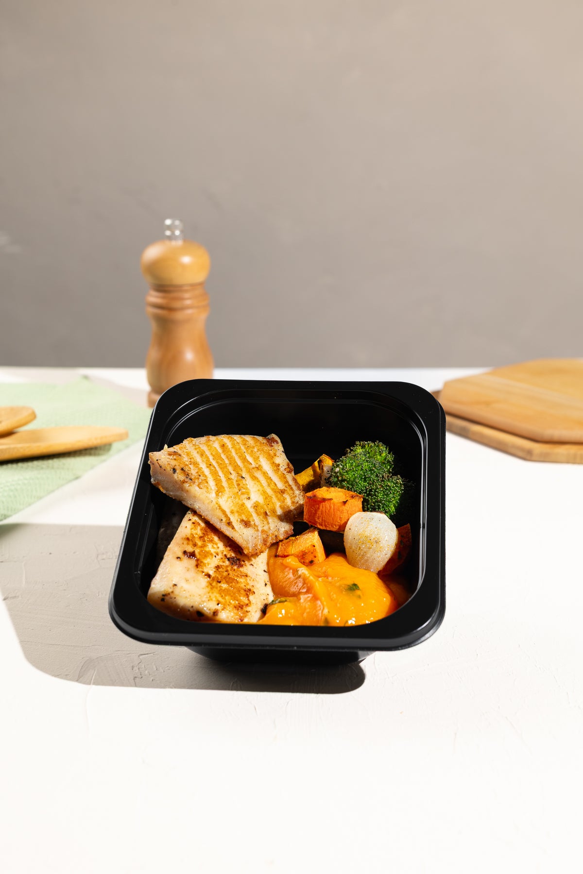 Filé de Tilápia grelhado com lemon pepper, creme de cenoura e legumes assados
