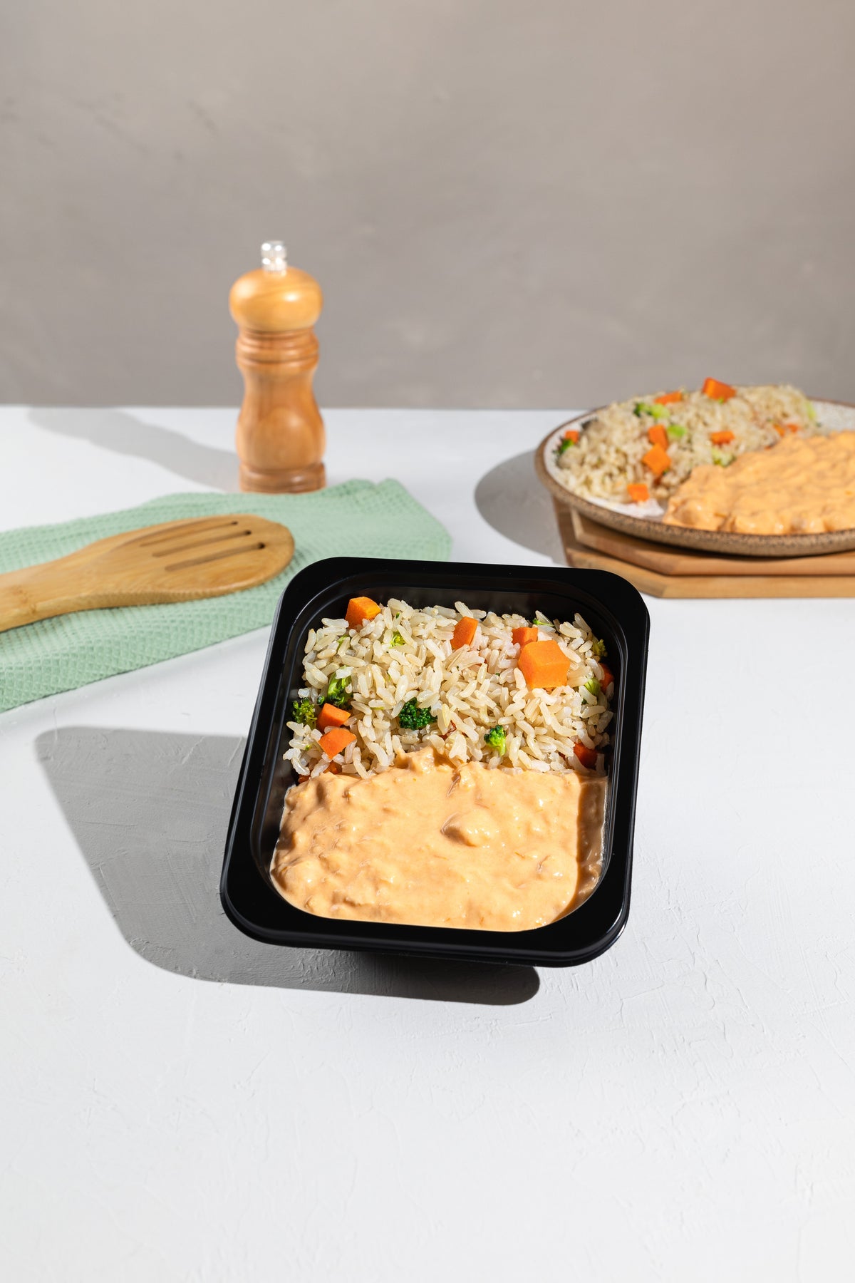 Strogonoff de grão de bico, arroz integral e legumes