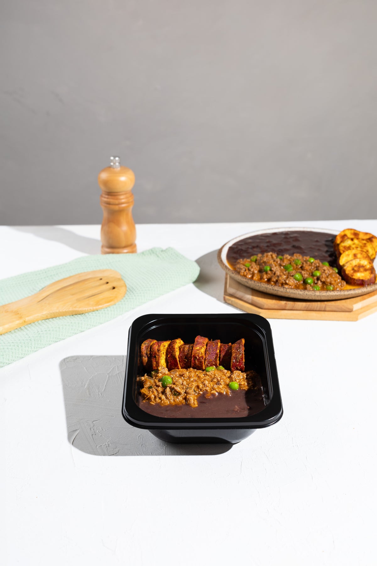 Carne moída com ervilha, batata doce rústica e feijão preto