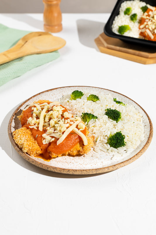 Parmegiana de frango com arroz branco e brócolis