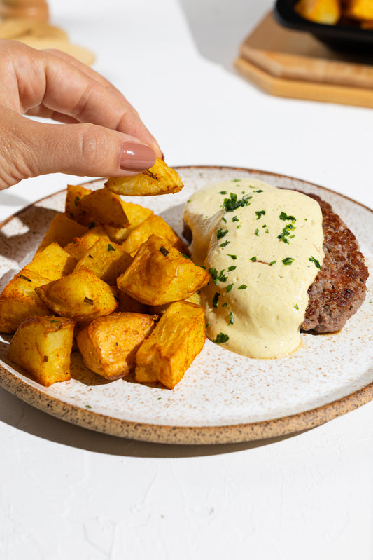 Hambúrguer bovino ao molho mostarda com batatas assadas