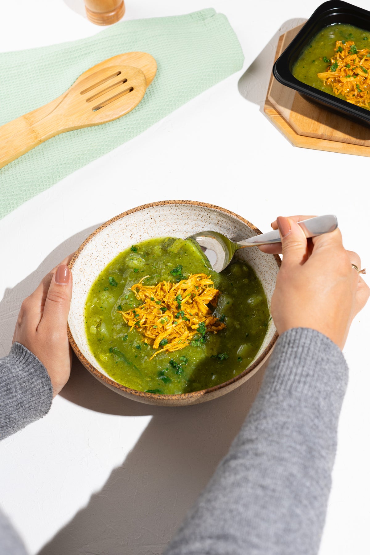 Caldo verde com frango desfiado