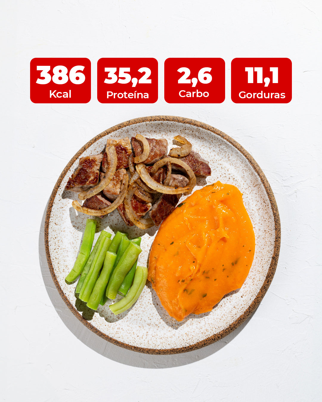 Iscas de carne acebolada com creme de cenoura e vagem salteada