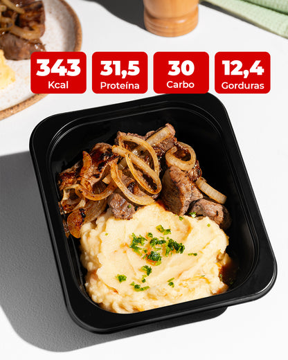 Filé mignon acebolado com purê de batata e raspas de cenoura