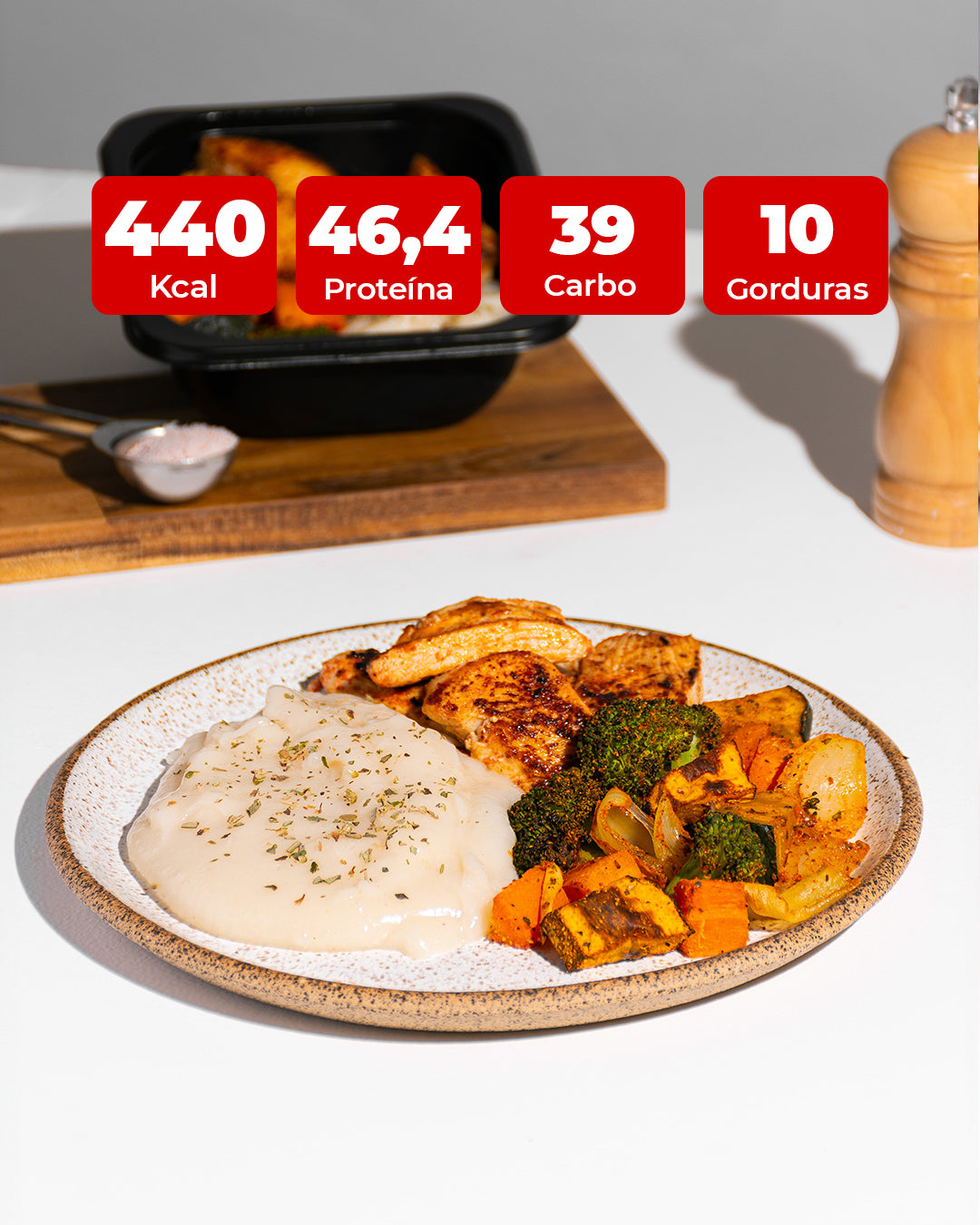 Filé de frango grelhado com purê de aipim e legumes assados