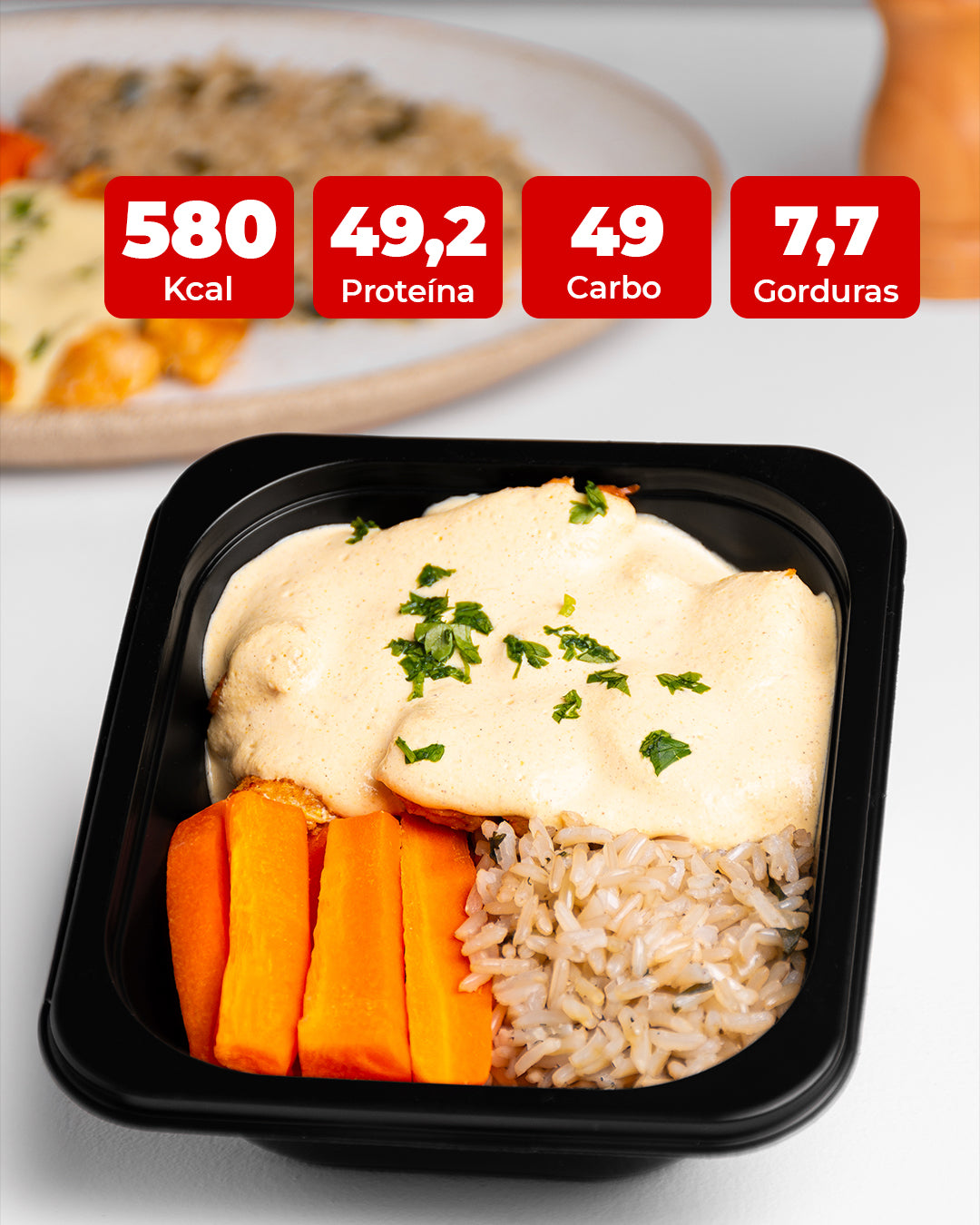 Filé de frango ao molho mostarda, arroz integral com espinafre e cenoura