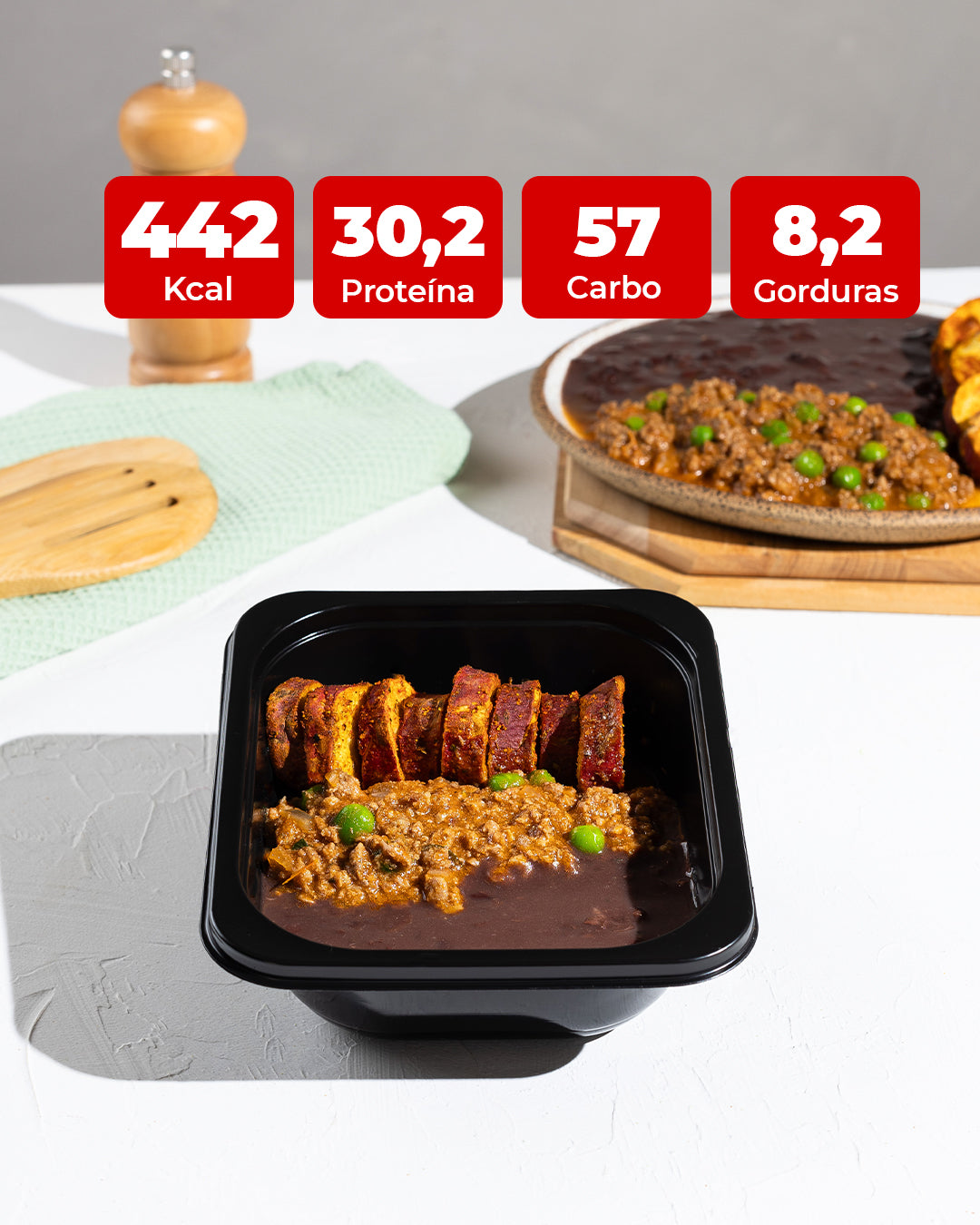 Carne moída com ervilha, batata doce rústica e feijão preto