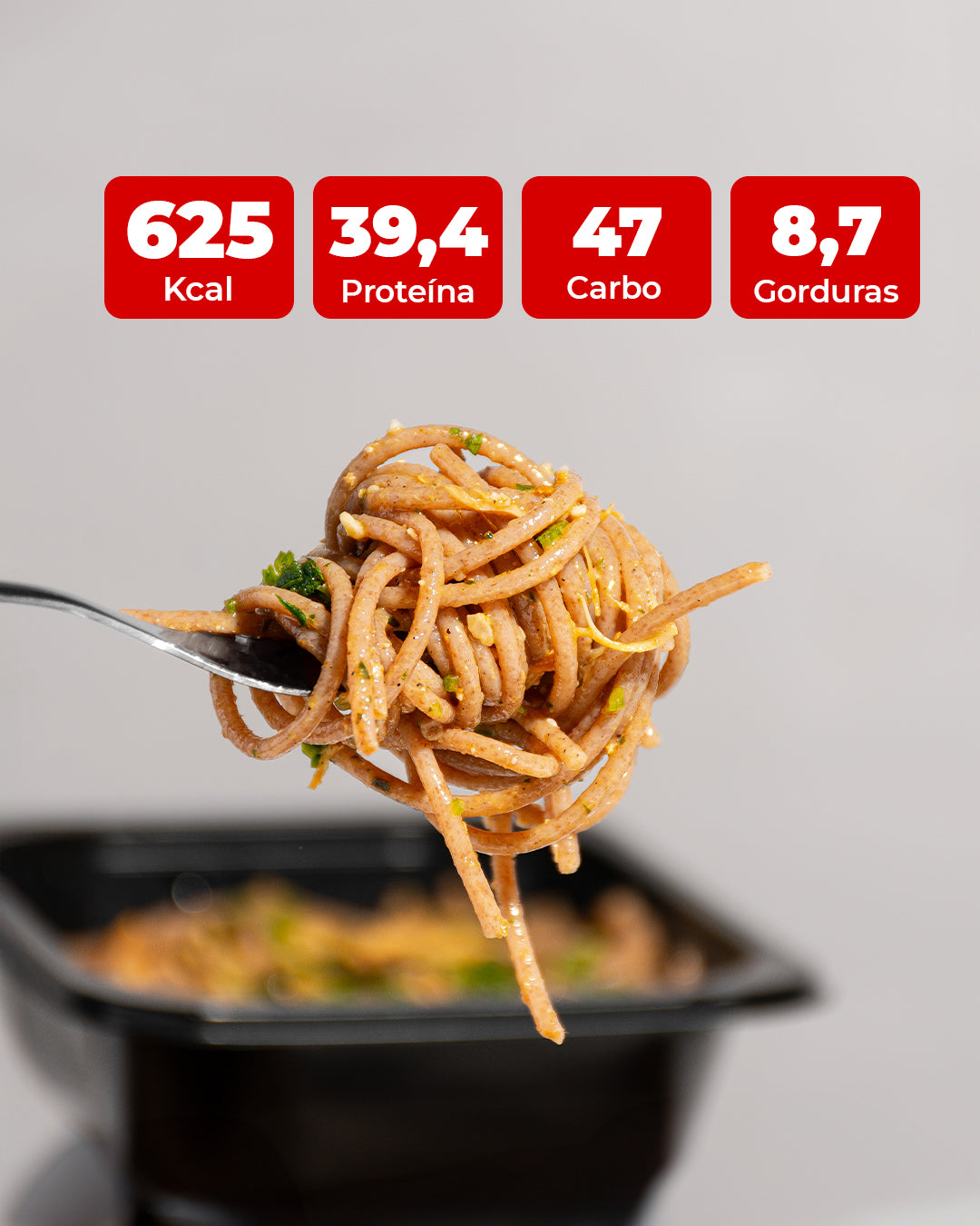 Macarrão integral ao molho pesto e frango desfiado