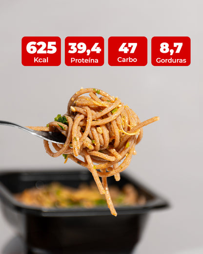 Macarrão integral ao molho pesto e frango desfiado