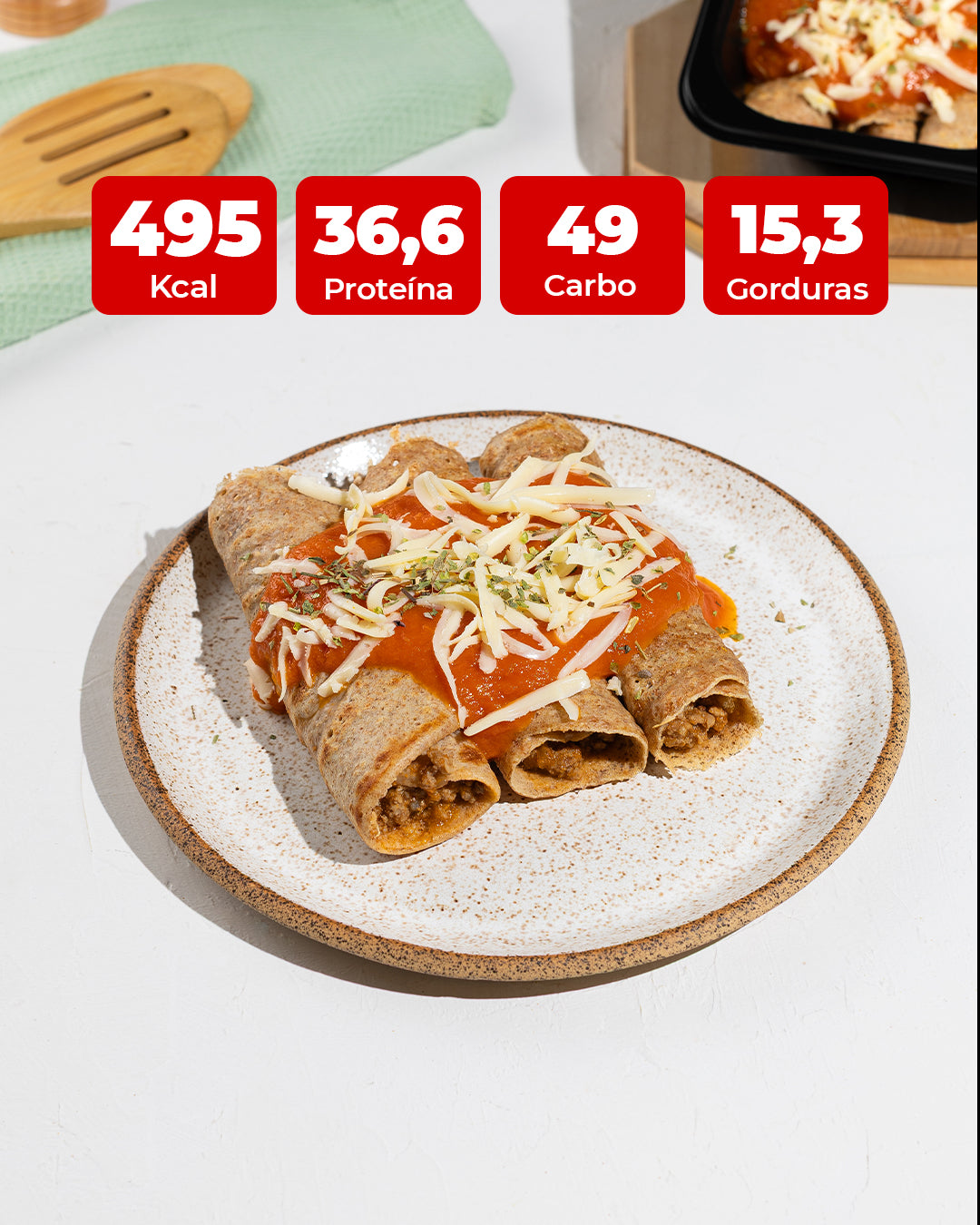 Panqueca integral de carne ao molho bolonhesa e queijo ralado