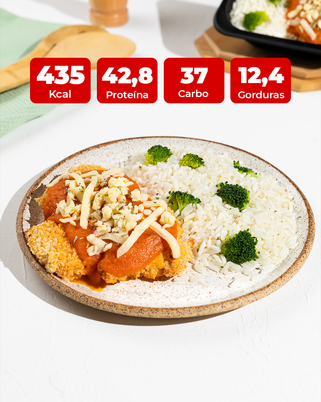 Parmegiana de frango com arroz branco e brócolis