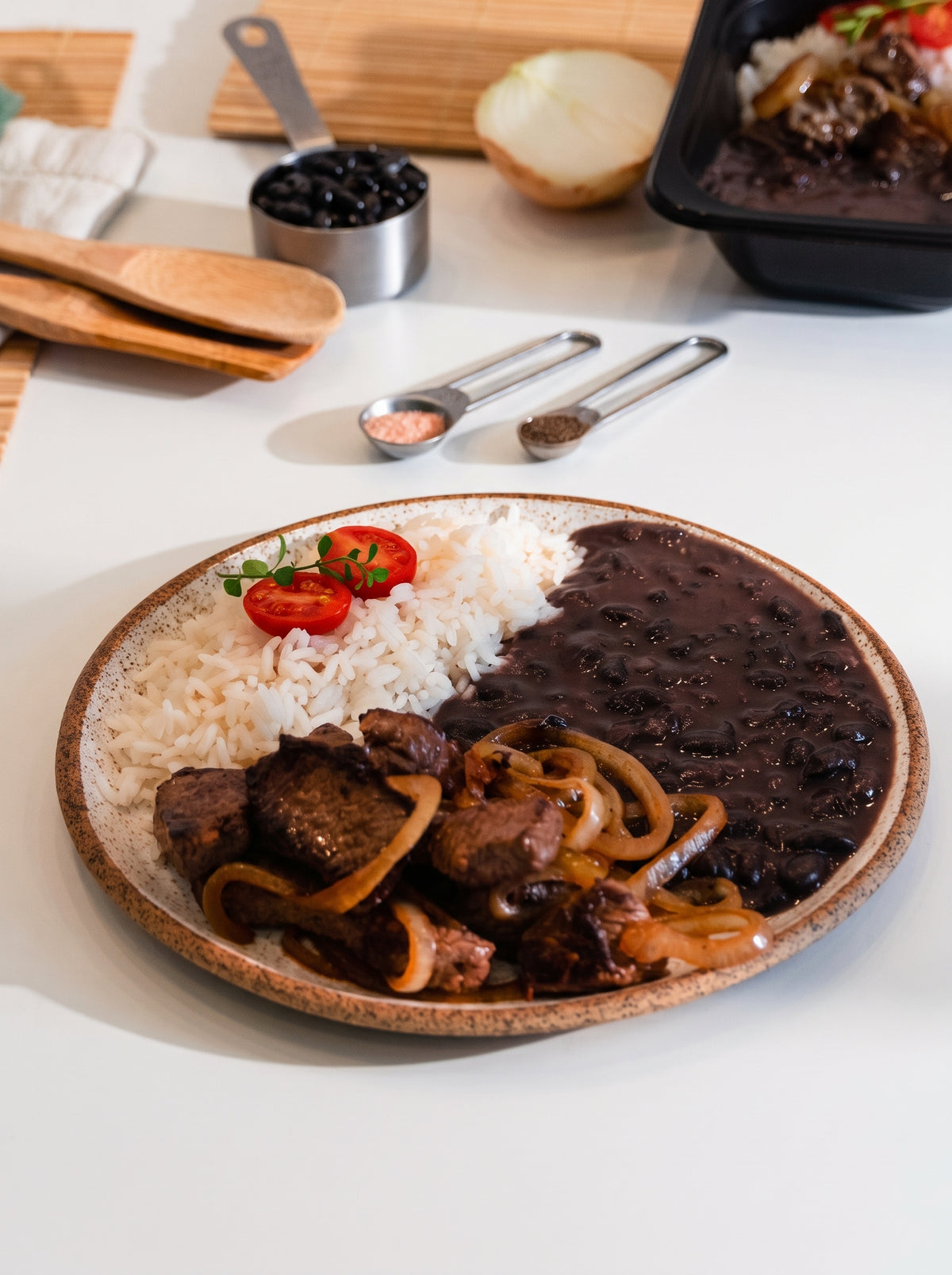 Iscas de alcatra acebolada, arroz branco e feijão preto
