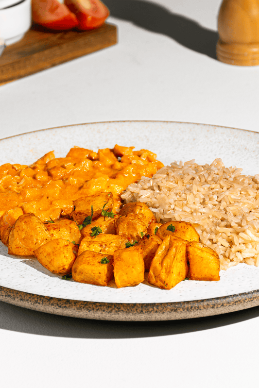 Strogonoff de frango com arroz integral e batata Rústica