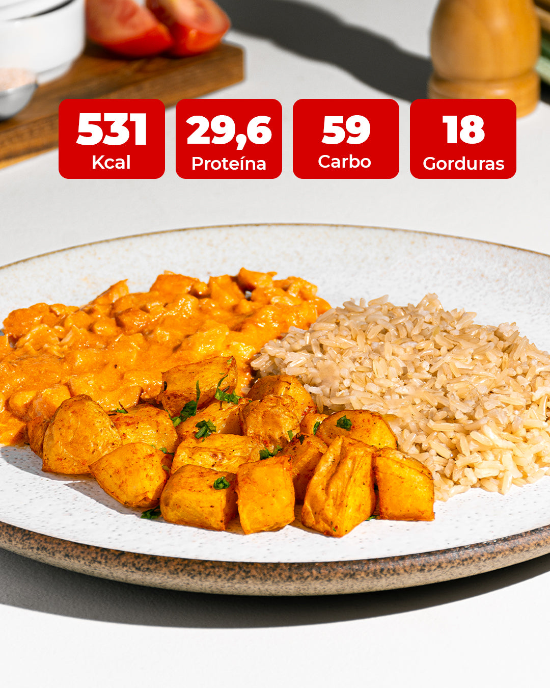 Strogonoff de frango com arroz integral e batata Rústica